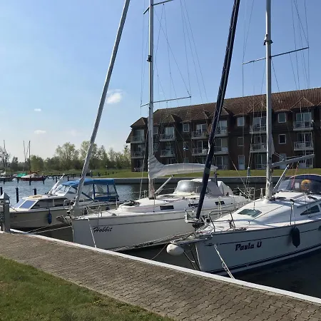 Blick Auf Yachthafen An Der Ostsee *