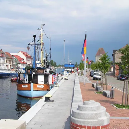 Blick Auf Yachthafen An Der Ostsee Apartment *